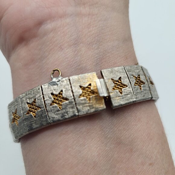 VTG Gold Tone Open Work Mesh Cut Out Stars Articulated Bracelet - Picture 9 of 12